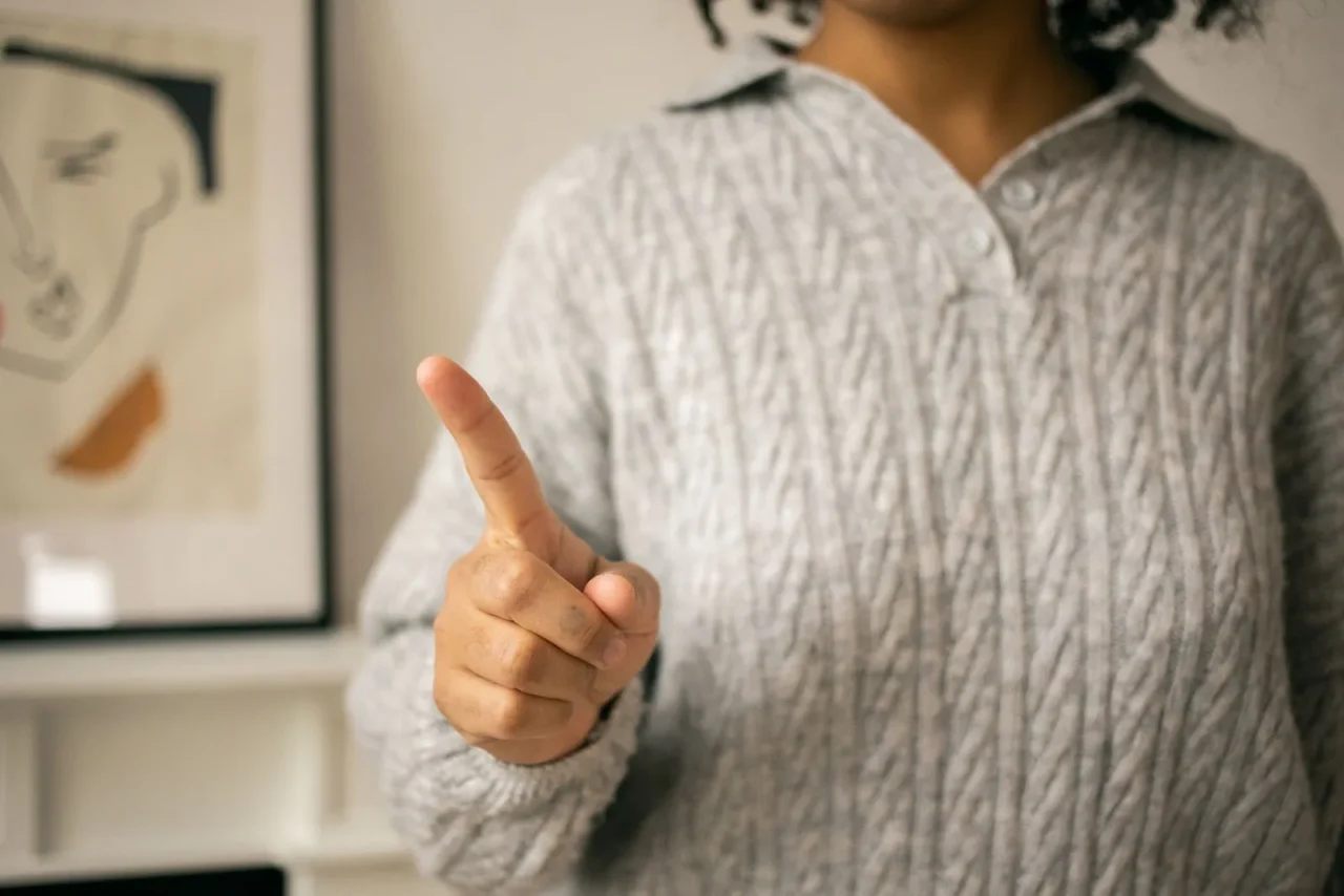 Une femme fait non de la main