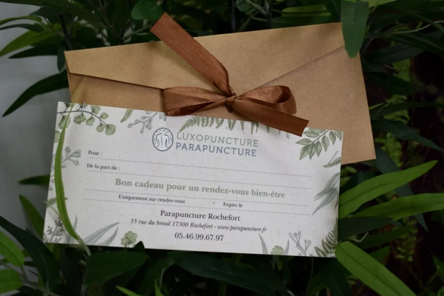Le bon cadeau Parapuncture, dans sa pochette kraft nouée d'un ruban