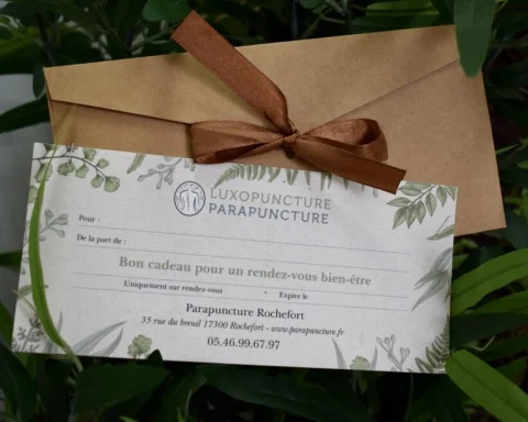 Le bon cadeau Parapuncture, dans sa pochette kraft nouée d'un ruban