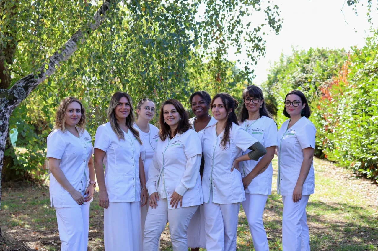 L'équipe Parapuncture au complet, réunie dans le jardin du cabinet de Royan