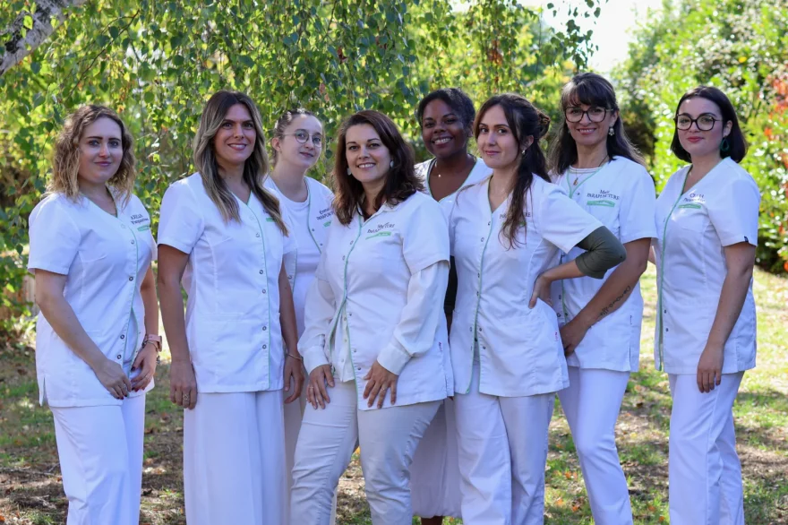 L'équipe Parapuncture au complet, réunie dans le jardin du cabinet de Royan