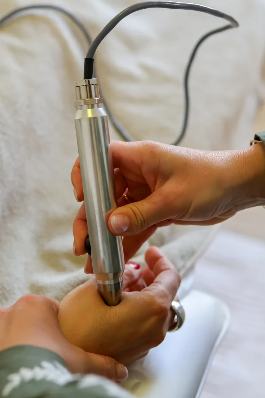 Stylet infrarouge posé sur un point de la main