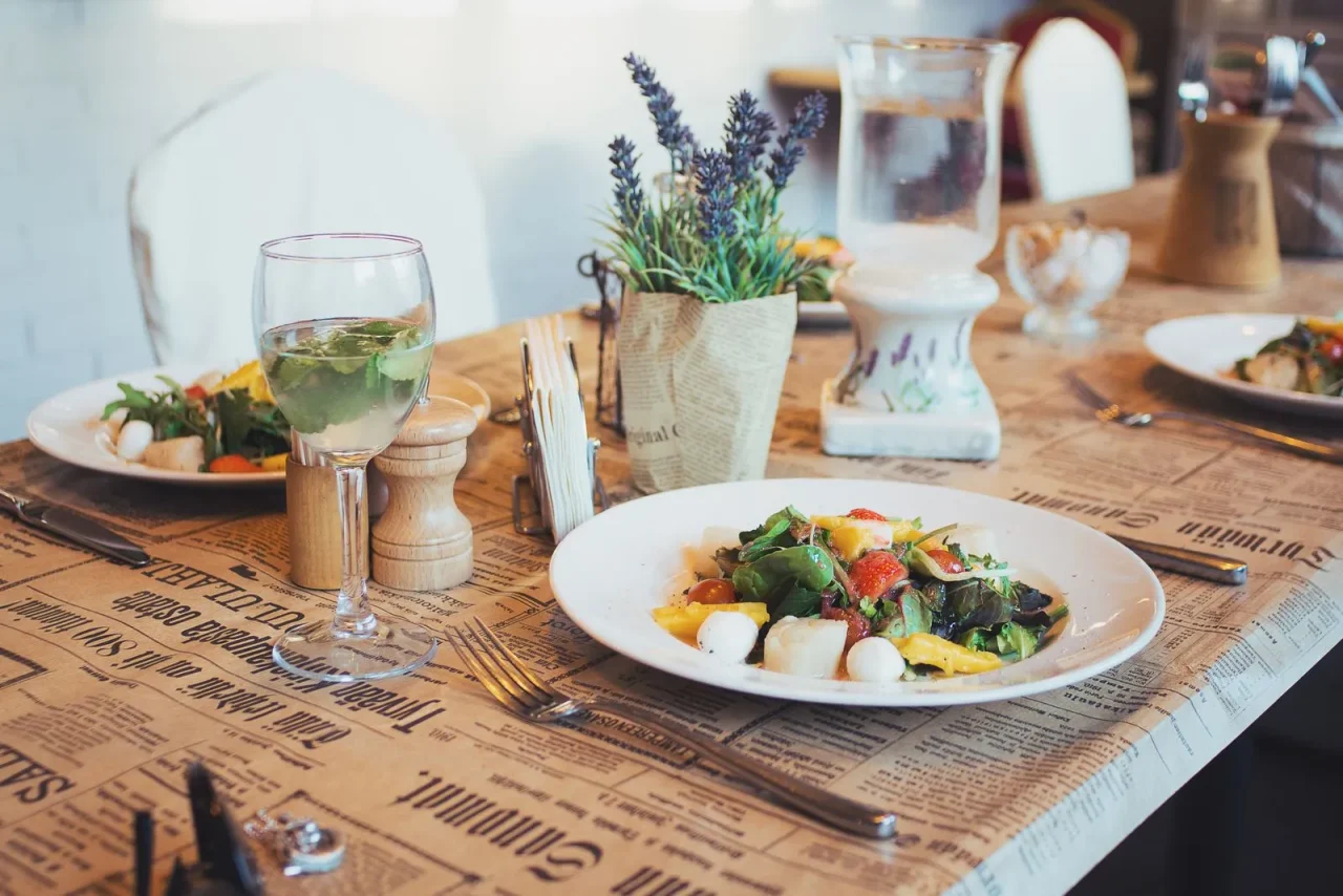 Une salade colorée sur une table dressée