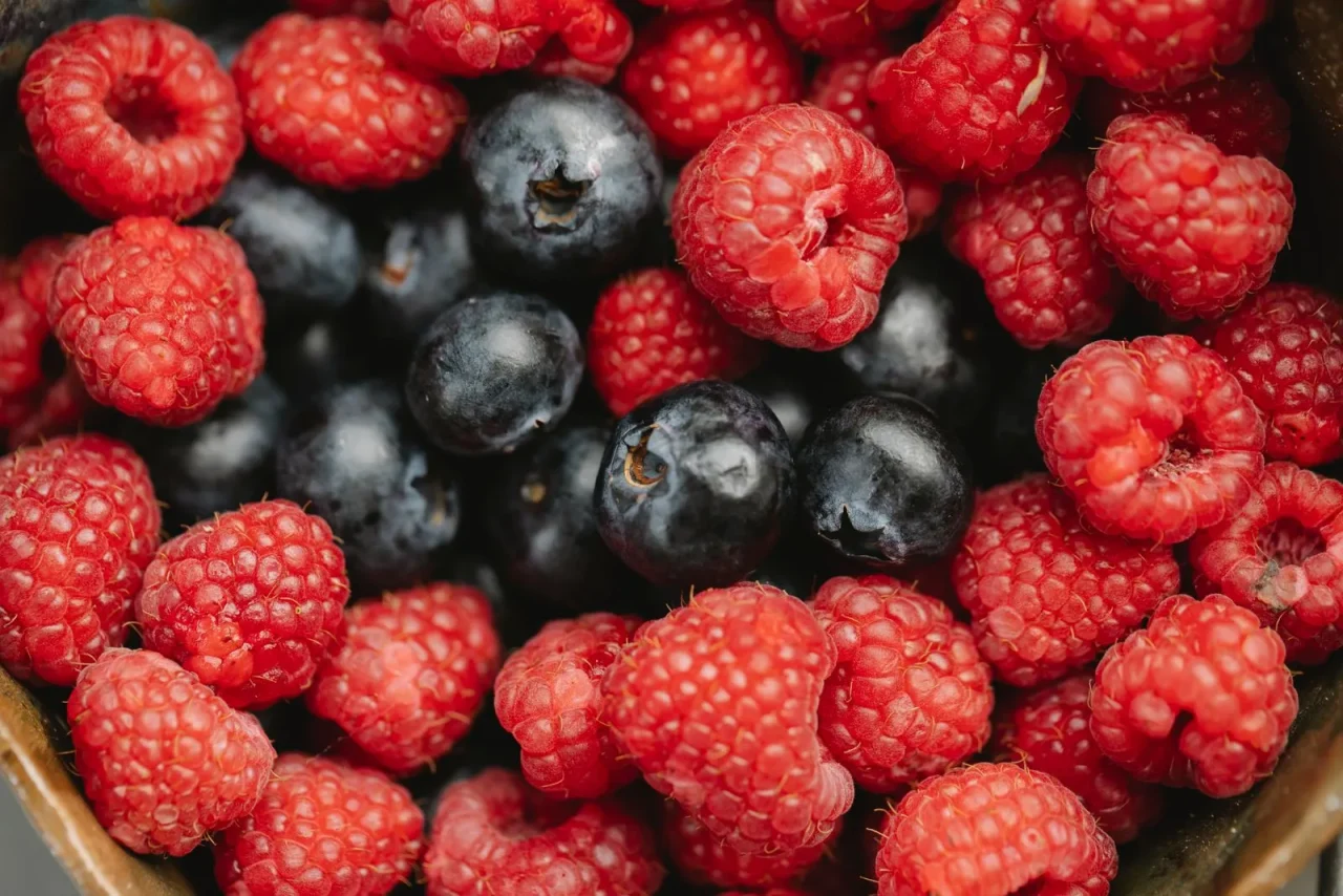 Des framboises et des myrtilles dans un bol