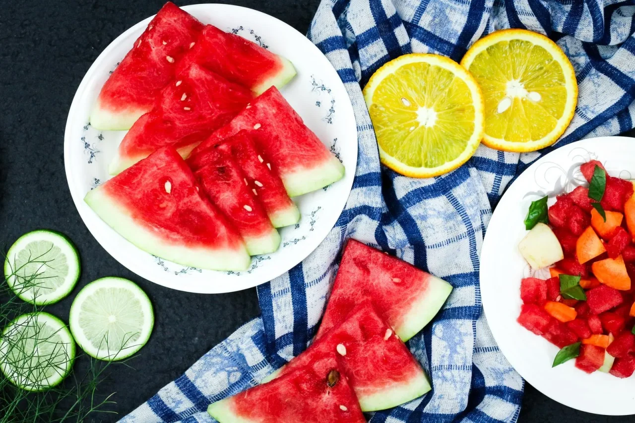 Des tranches de pastèque, d'orange et de citron vert avec des légumes