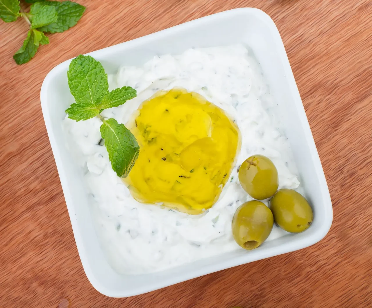 Une sauce au yaourt, huile d'olive et feuilles de menthe