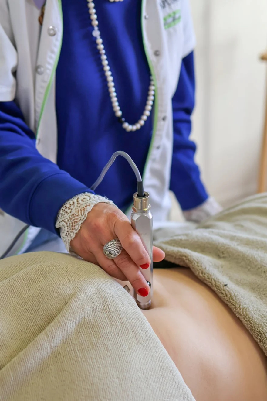 Stylet infrarouge posé sur le ventre pendant une séance
